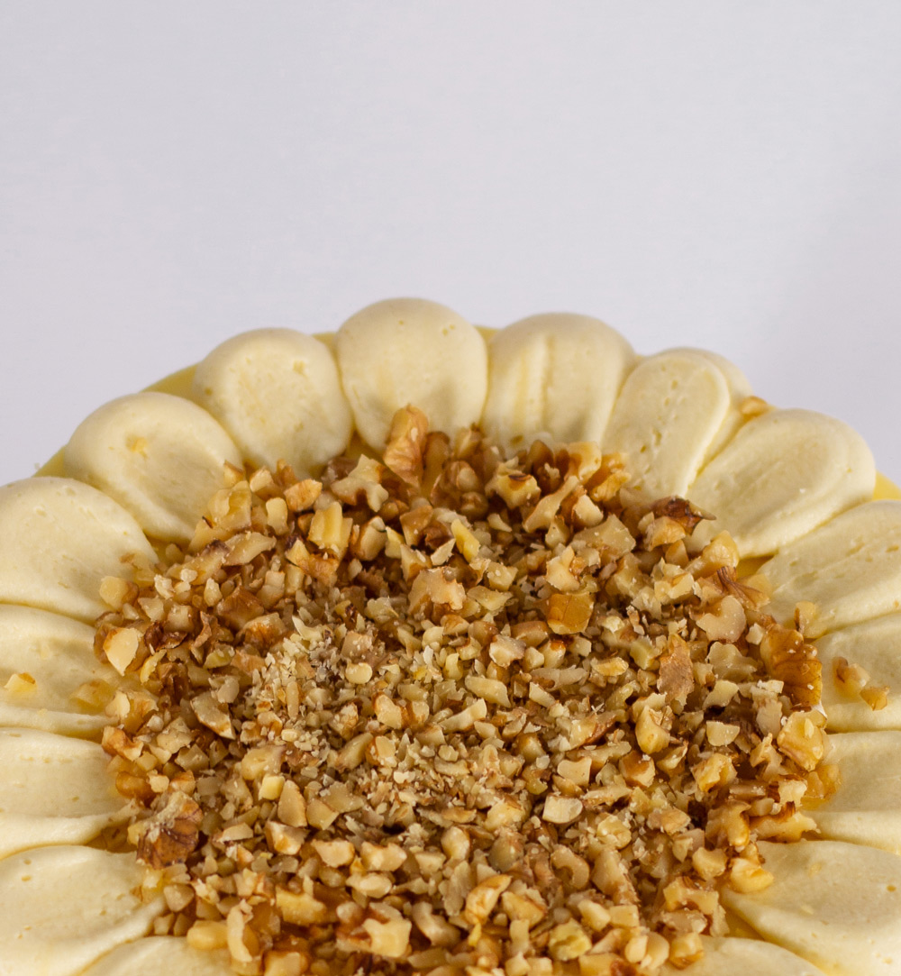 Torta de zanahoria rellena y decorada con frosting de queso crema - Imagen 2