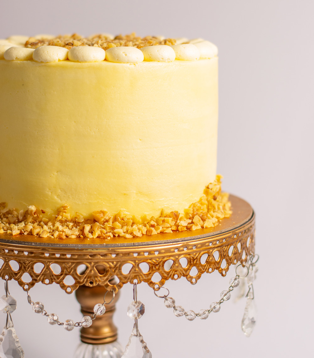 Torta de zanahoria rellena y decorada con frosting de queso crema - Imagen 3